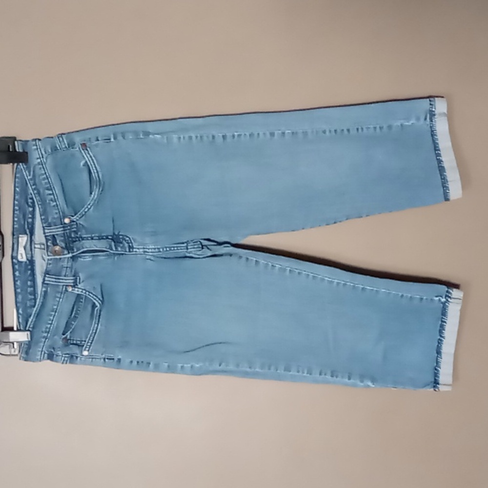 Lee Lower on the Waist Jean Capris Size 8 Medium
